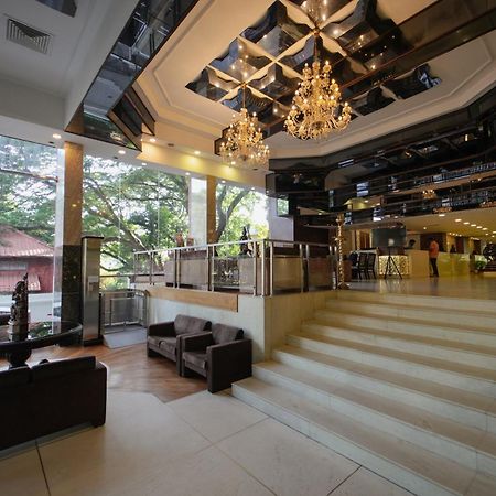 The South Park Hotel Thiruvananthapuram Exterior foto