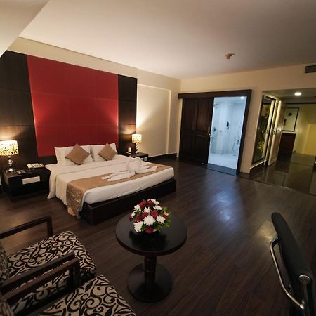 The South Park Hotel Thiruvananthapuram Exterior foto