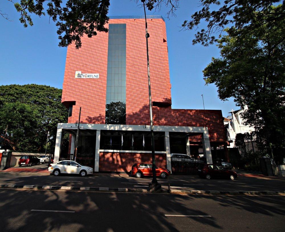The South Park Hotel Thiruvananthapuram Exterior foto