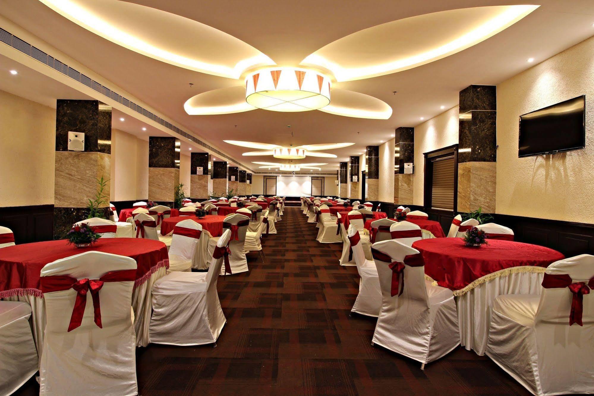 The South Park Hotel Thiruvananthapuram Exterior foto