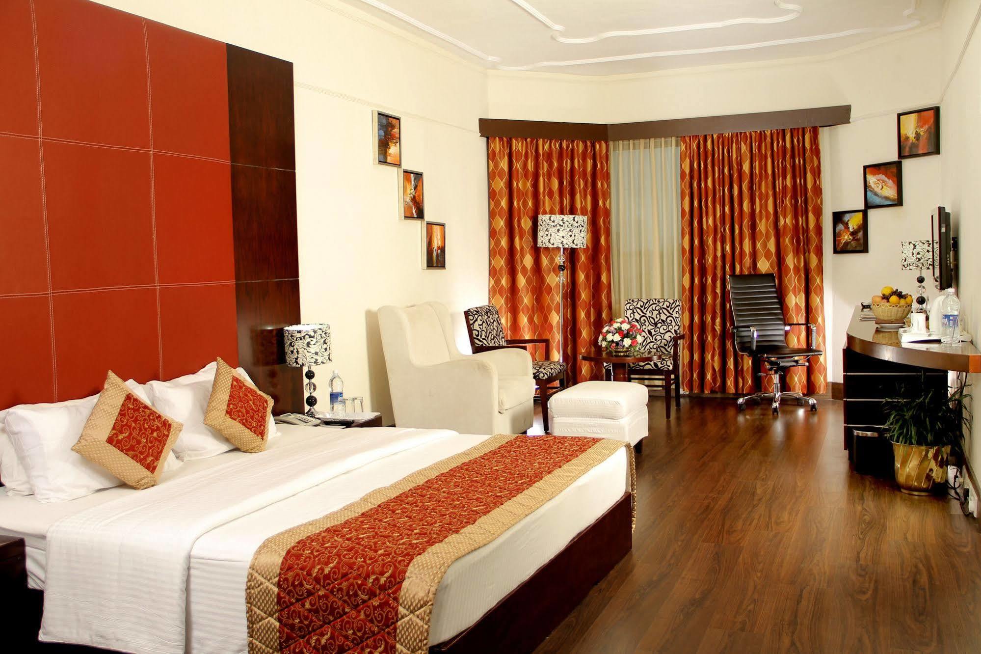 The South Park Hotel Thiruvananthapuram Exterior foto