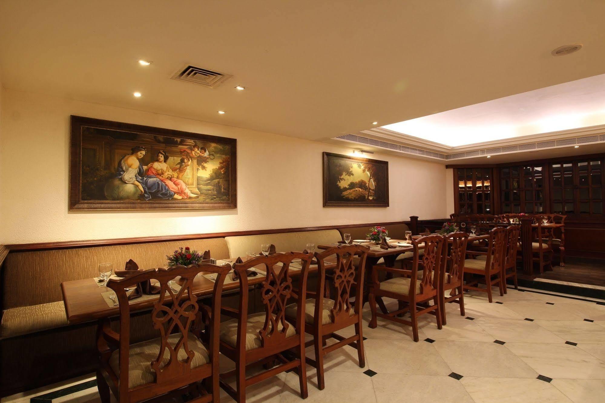 The South Park Hotel Thiruvananthapuram Exterior foto